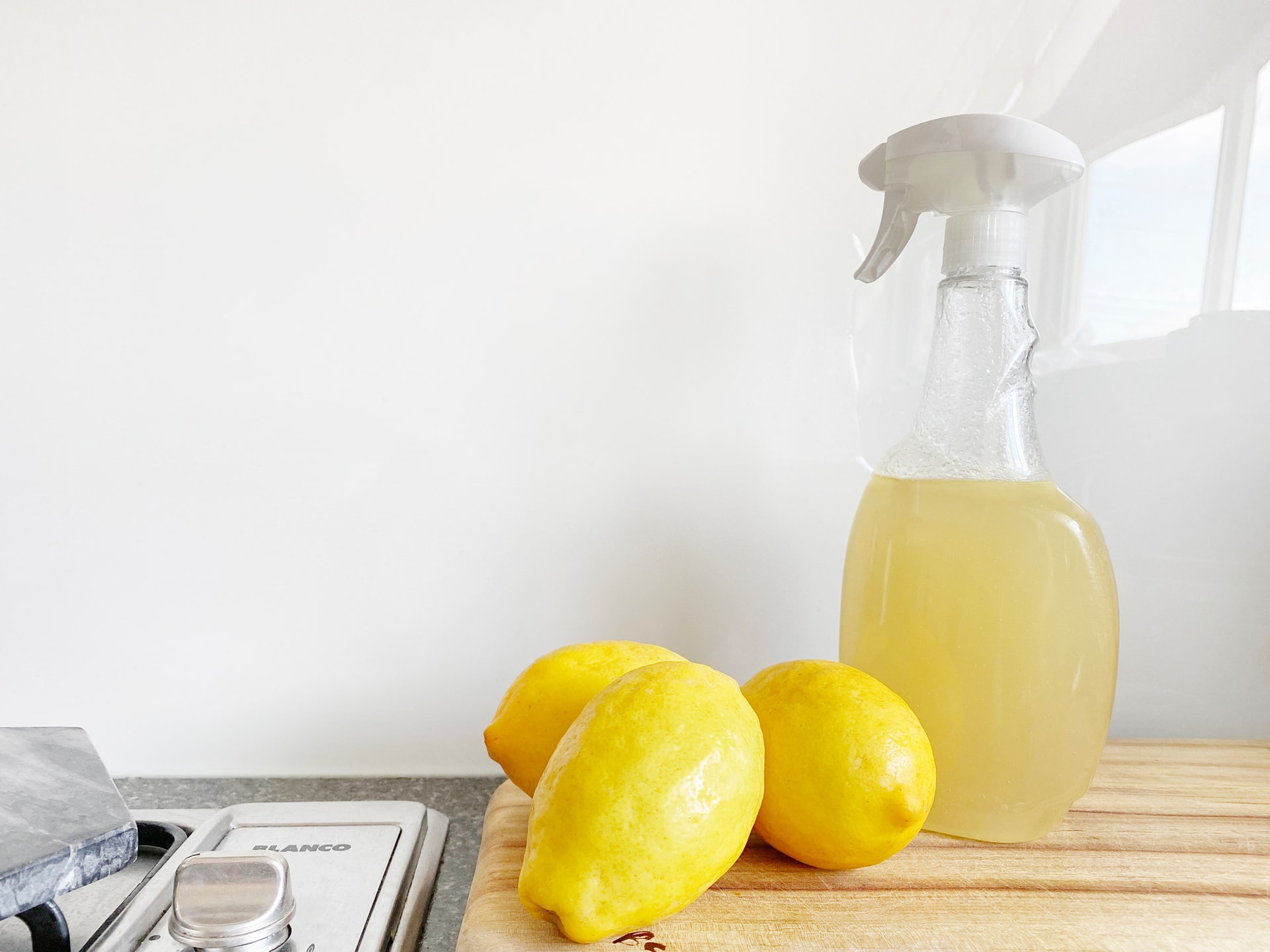 come pulire il forno con limone