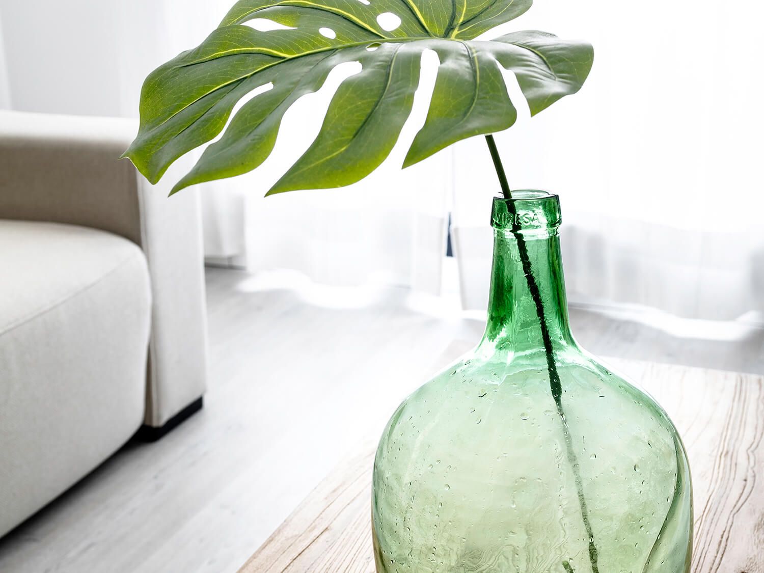 10 idee di design su come usare le damigiane di vetro per arredare casa