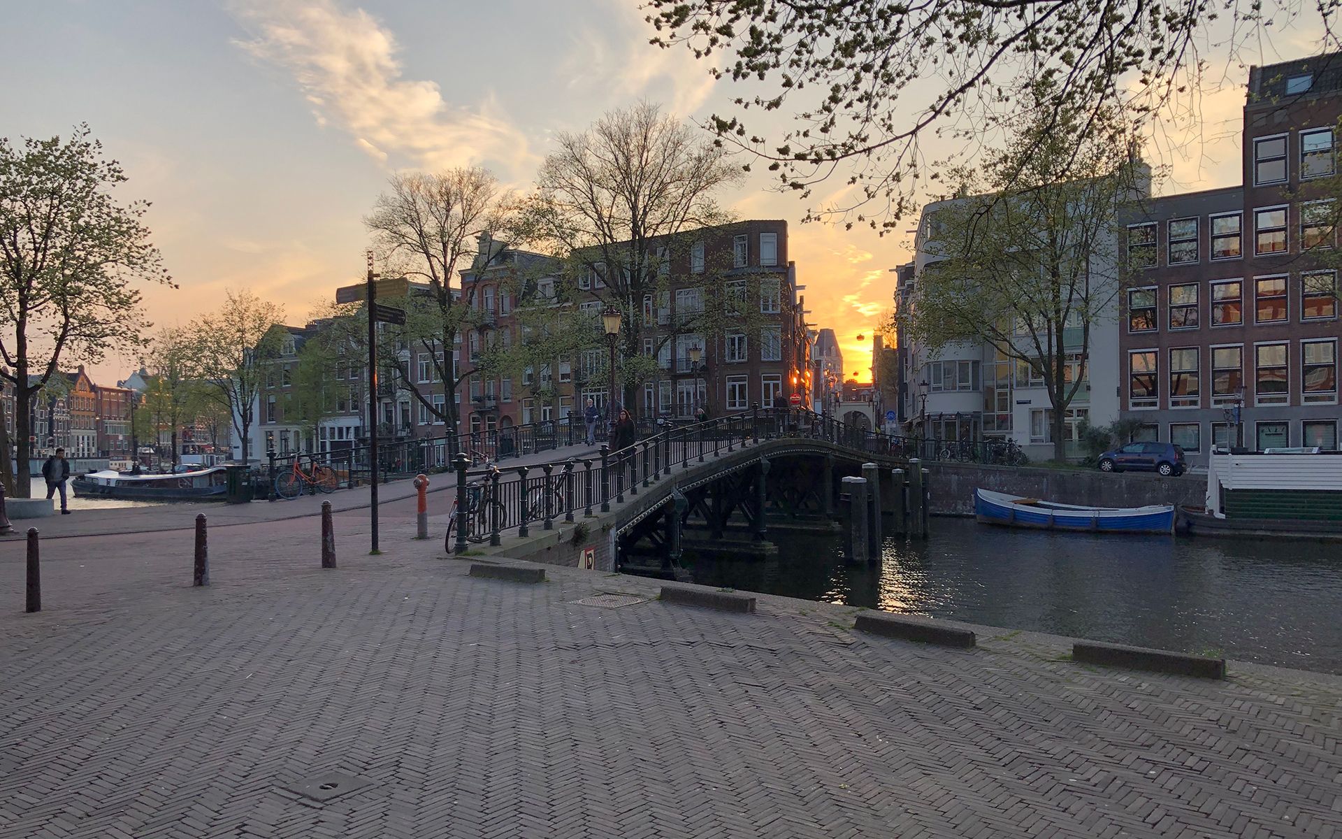 Brücke in Amsterdam bei Abendlicht